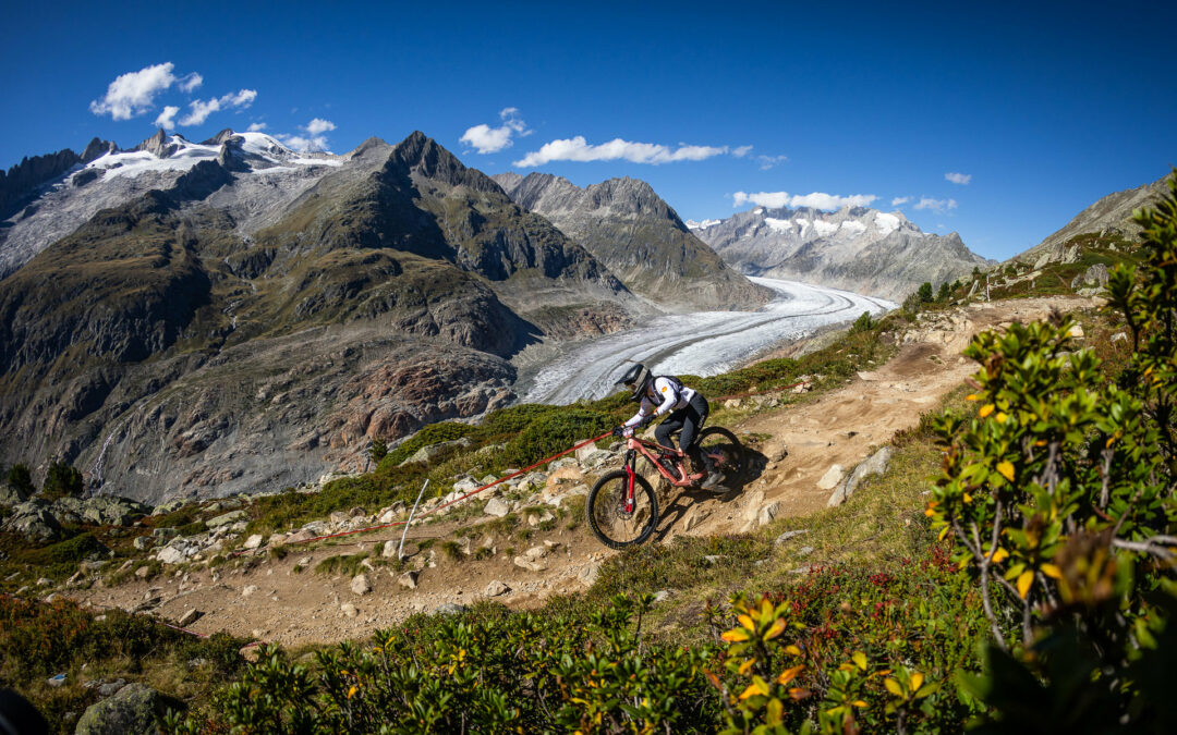 Un pilote d'enduro sur un single au-dessus du glacier d'Aletsch