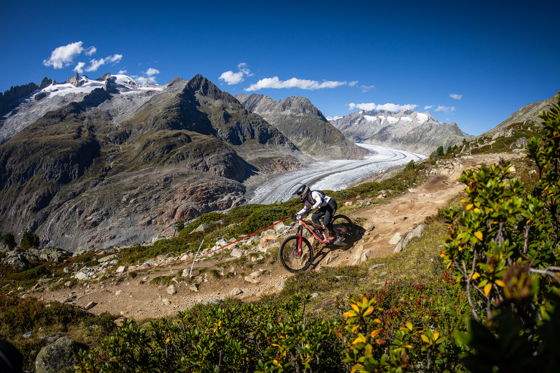 Un pilote d'enduro sur un single au-dessus du glacier d'Aletsch