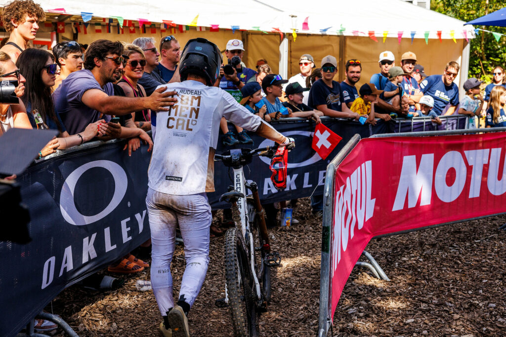 Un pilote salué par le public à l'arrivée d'une course d'enduro en Aletsch Arena