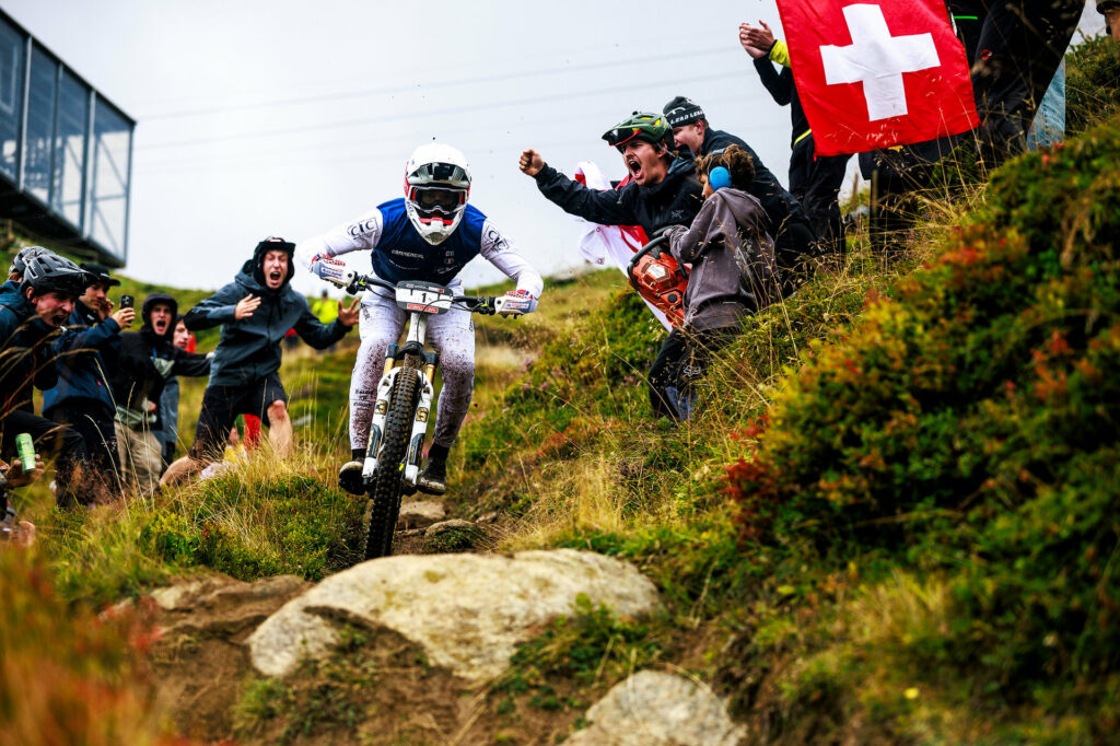 Supporters et drapeau suisse au bord de la piste aux Mondiaux d'enduro 2025